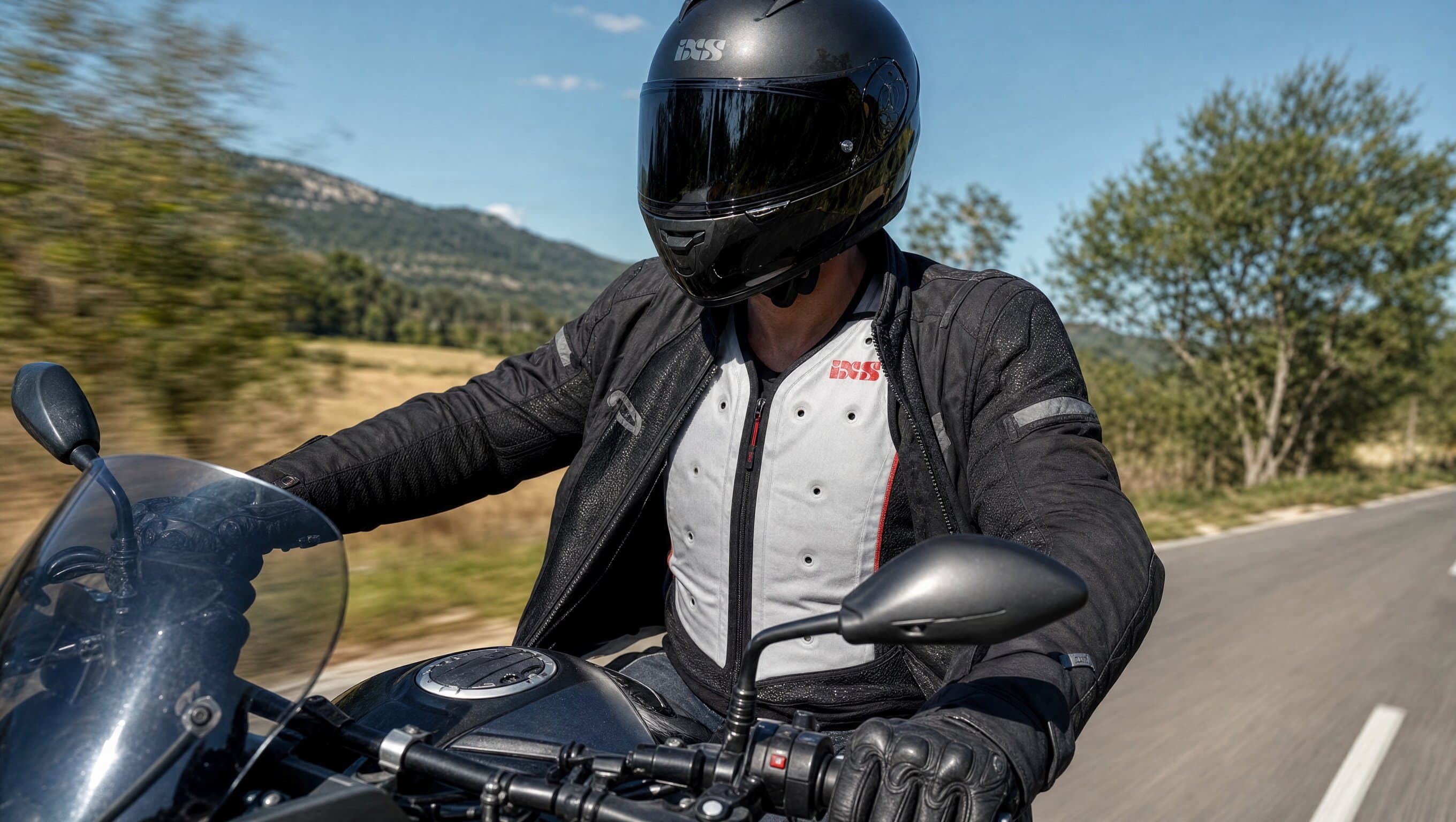 Motorrad Kühlweste & Sommerjacke: Kühlung und Schutz bei Hitze