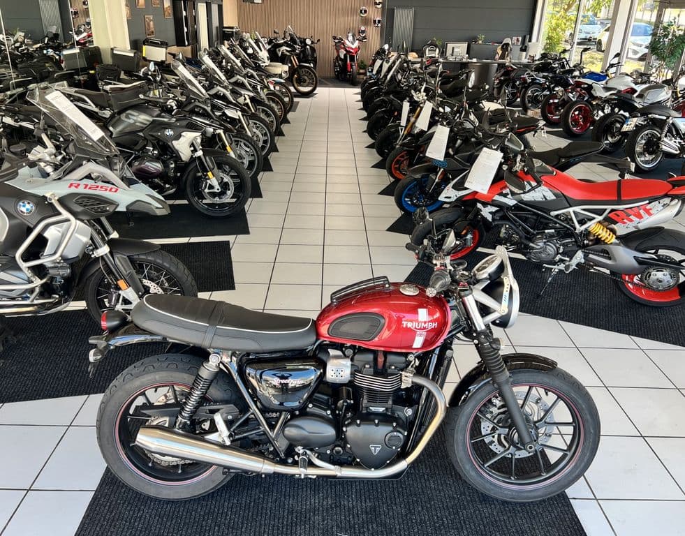 Triumph Street Twin 900 (1)