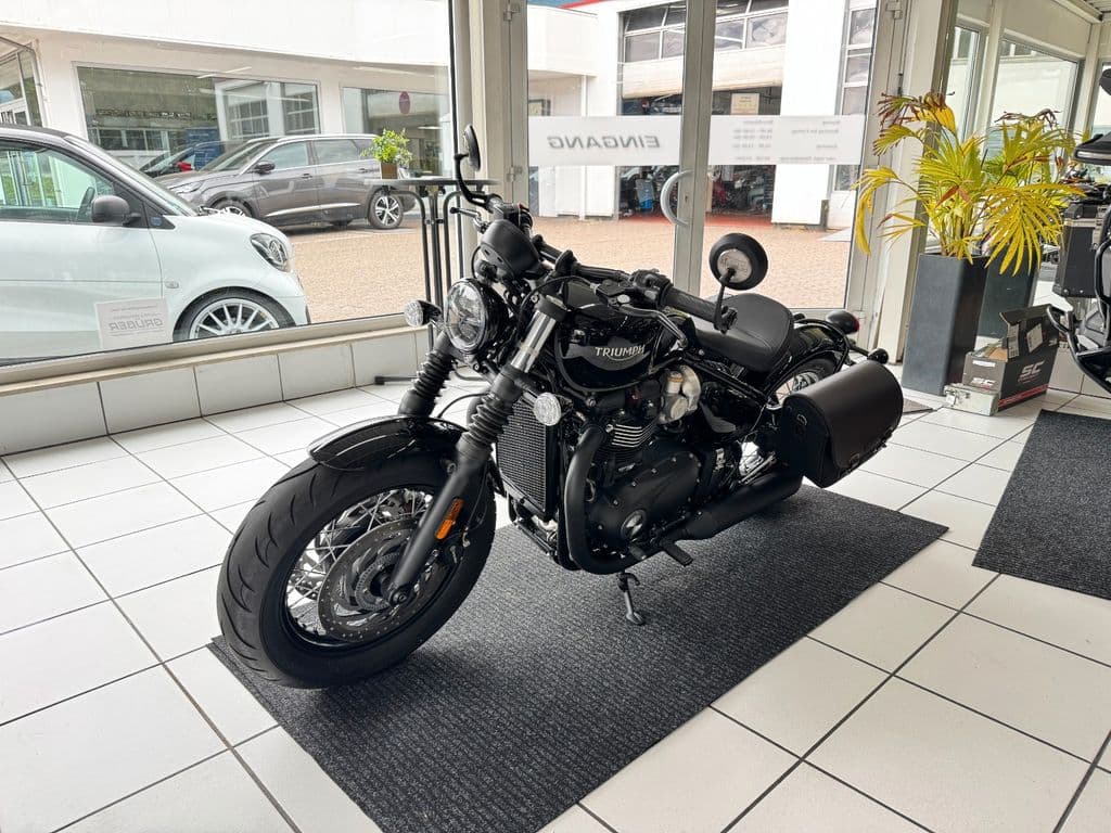 Triumph Bonneville Bobber Black *1.Hand*Seitentaschen* (03.2021) – Foto 11
