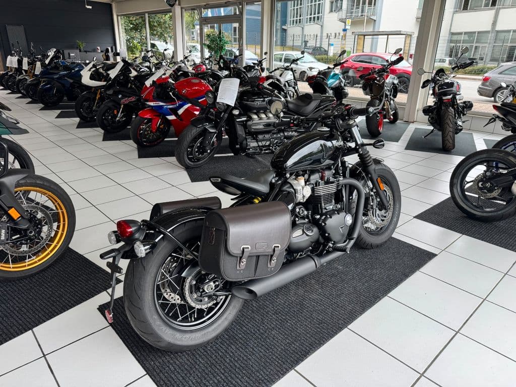 Triumph Bonneville Bobber Black *1.Hand*Seitentaschen* (03.2021) – Foto 7