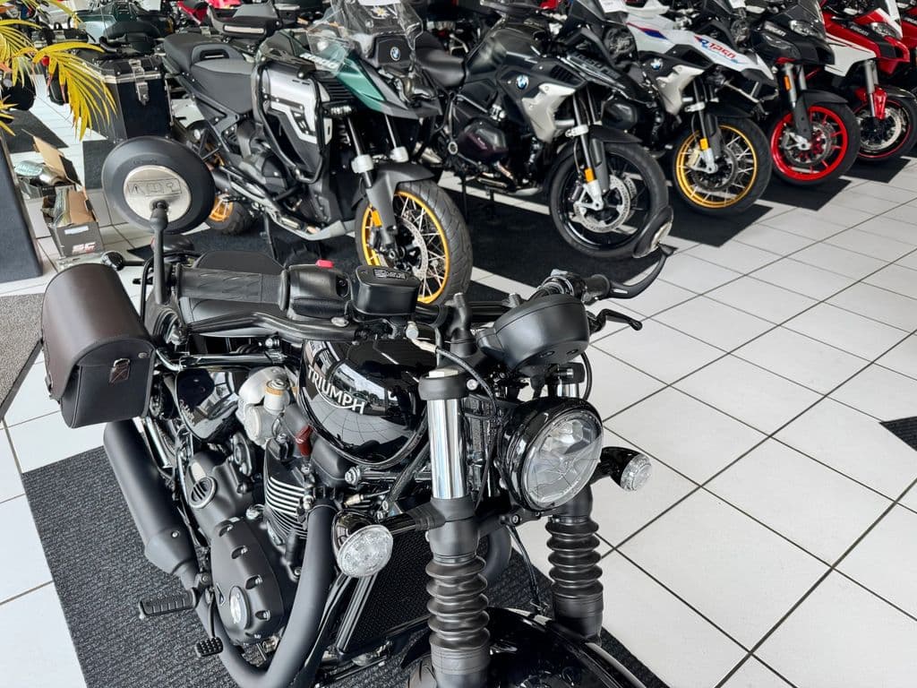Triumph Bonneville Bobber Black *1.Hand*Seitentaschen* (03.2021) – Foto 13