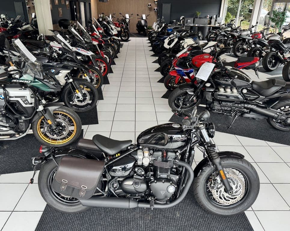 Triumph Bonneville Bobber Black *1.Hand*Seitentaschen* (03.2021) – Foto 1