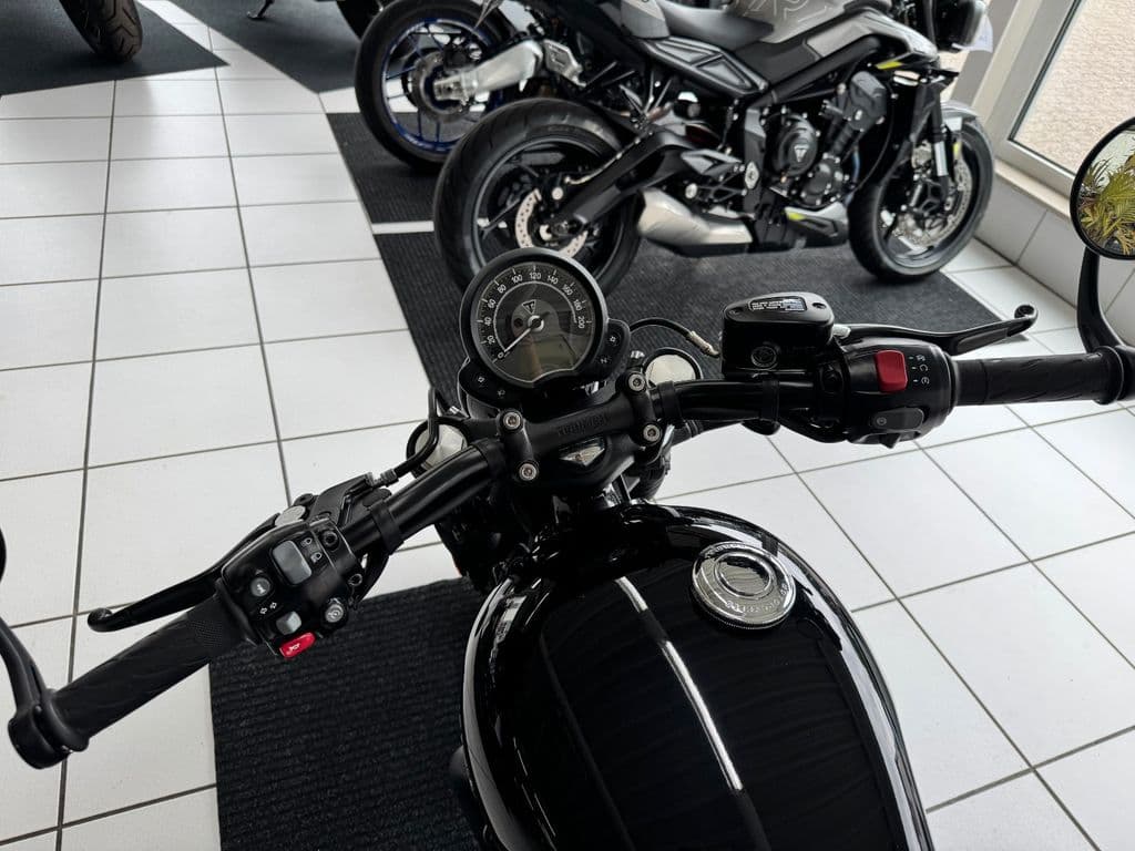 Triumph Bonneville Bobber Black *1.Hand*Seitentaschen* (03.2021) – Foto 14